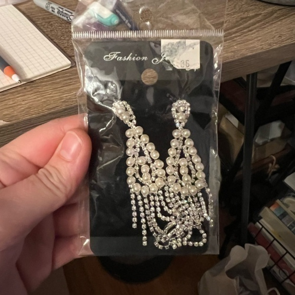 New long dangly earring silver and bedazzled with pearl details fashion jewelry